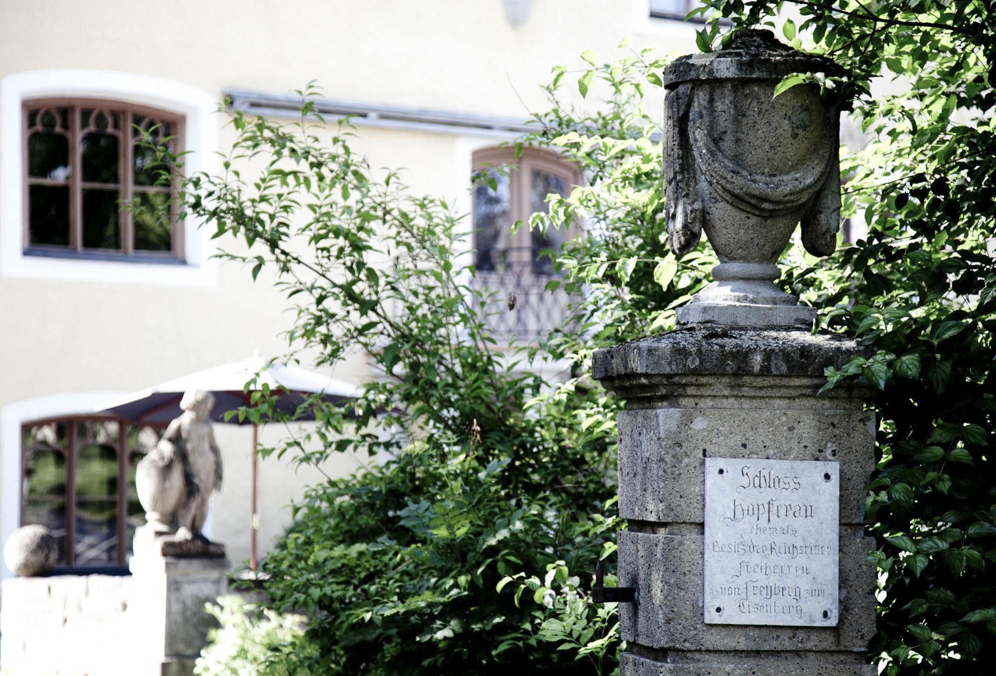 Schloss Zu ฮ็อปเฟอเรา ภายนอก รูปภาพ